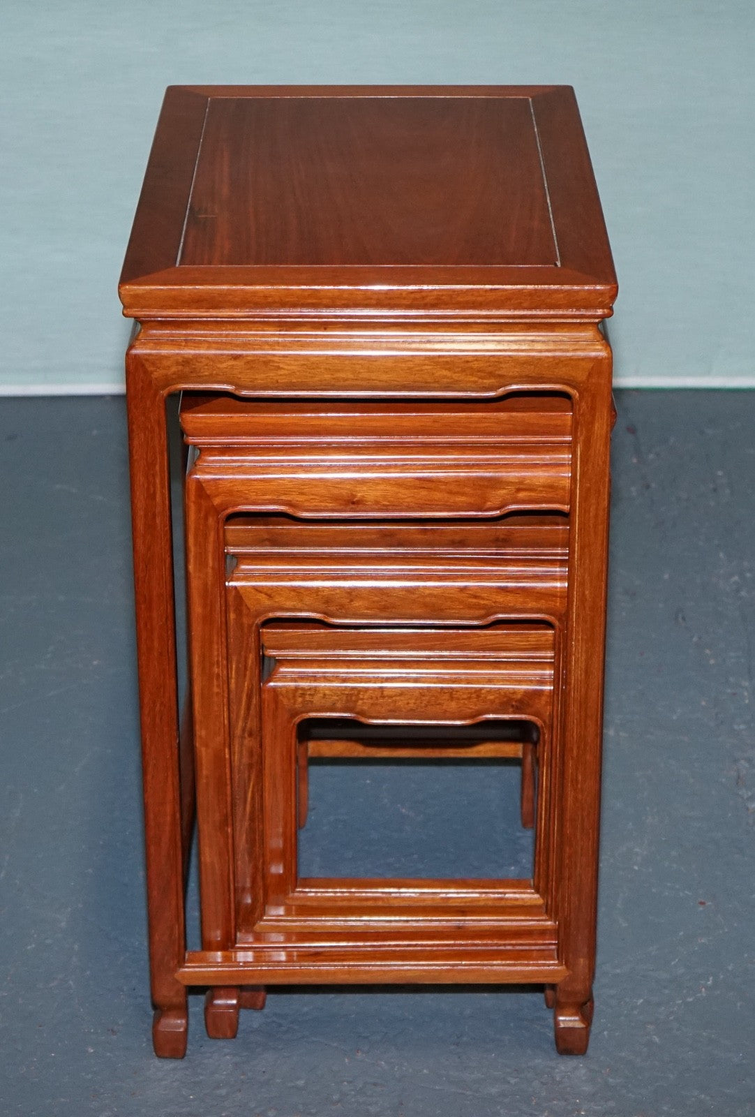 VINTAGE ORIENTAL CHINESE TEAK NESTING TABLES MINIMALIST DESiGN