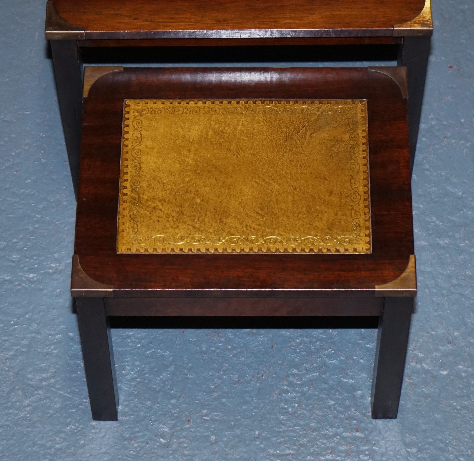VINTAGE MILITARY CAMPAIGN BRASS NEST OF TABLES WITH CAMEL BROWN LEATHER TOPS