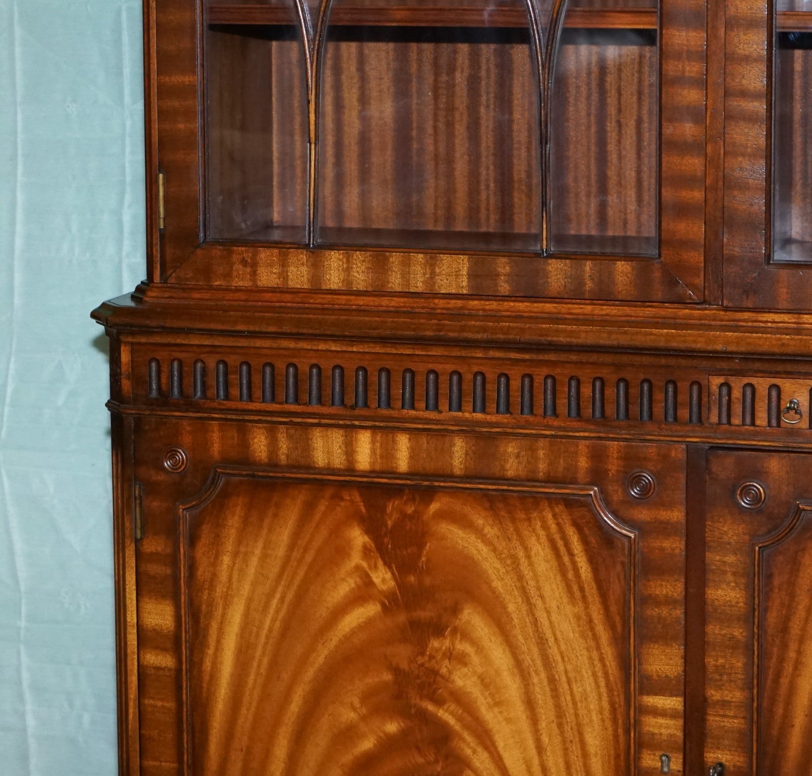 ViNTAGE BEVAN FUNNELL HARDWOOD BREAKFRONT BOOKCASE DISPLAY CABINET