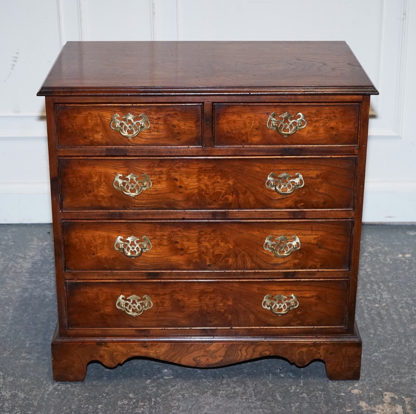 ELEGANT VINTAGE BURL ELM ALL OVER CHEST OF DRAWERS COMMODE BRASS HANDLES