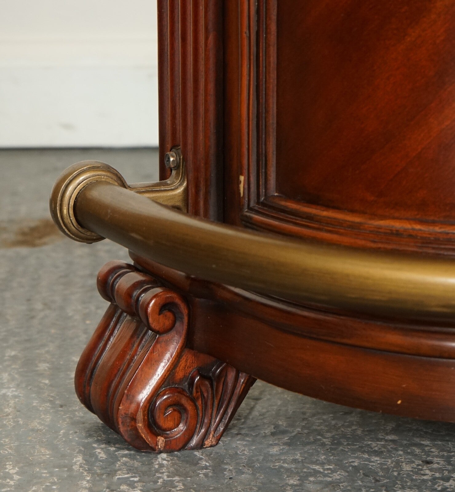 STUNNING HOWARD & MILLER STYLE AMERICAN BAR WITH GRANITE TOP & PAIR OF BARSTOOLS