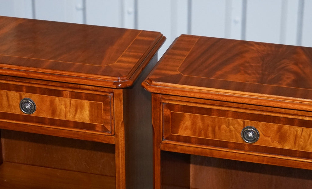 VINTAGE PAIR OF GEORGIAN STYLE WALNUT BEDSIDES NIGHTSTANDS SIDE TABLES