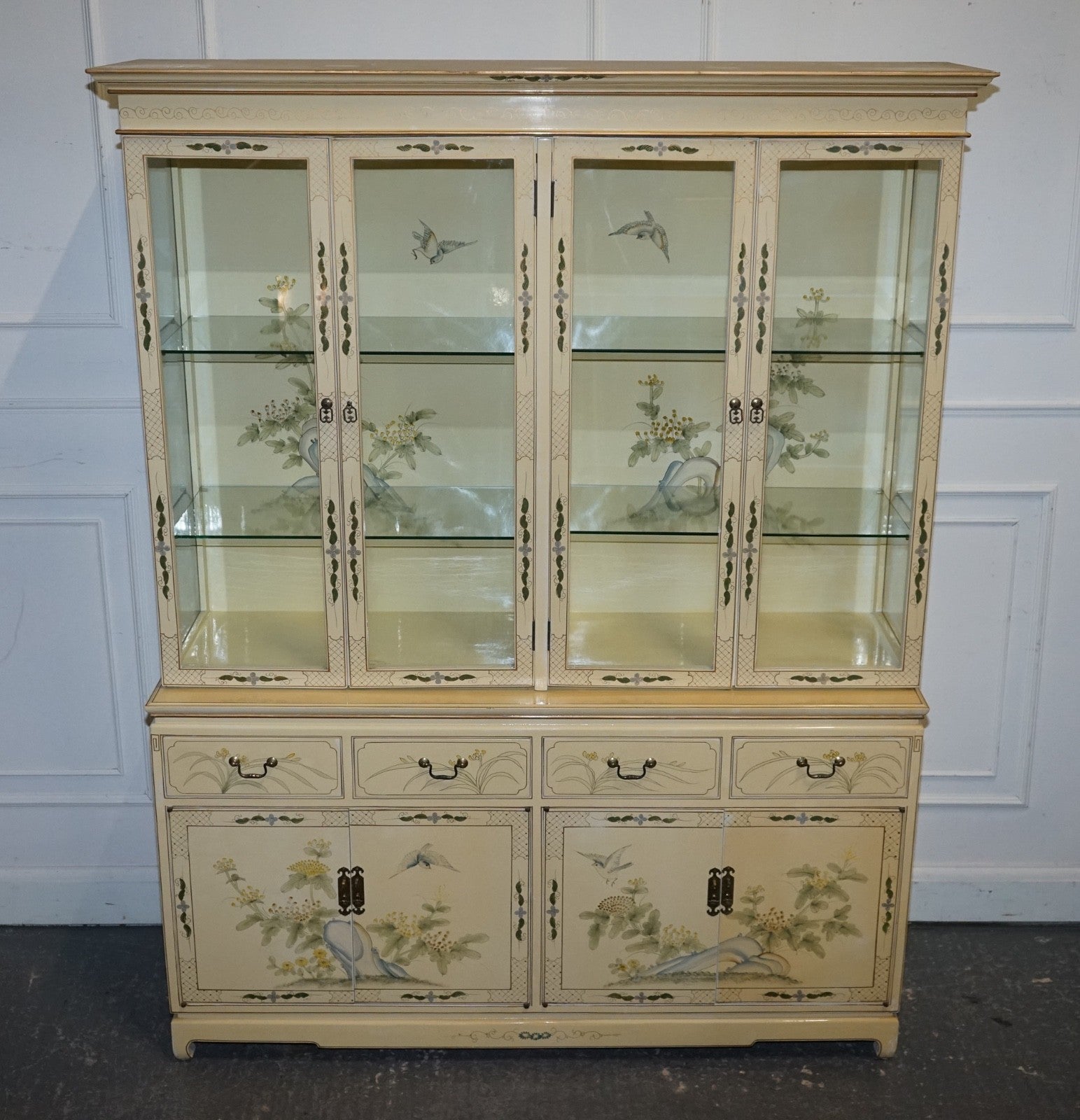 VINTAGE ORIENTAL ASIAN CHINOISERIE CREAM LACQUER HAND PAINTED DISPLAY CABINET