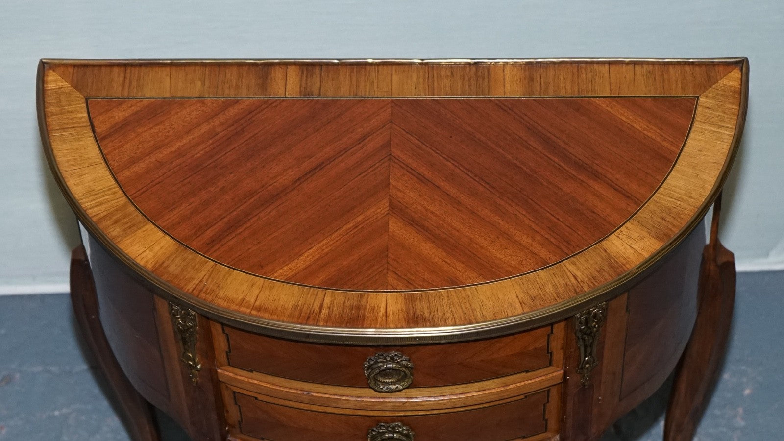 LOUIS XV STYLE MARQUETRY SIDE TABLE NIGHTSTAND WITH GiLT GOLD MOUNTS