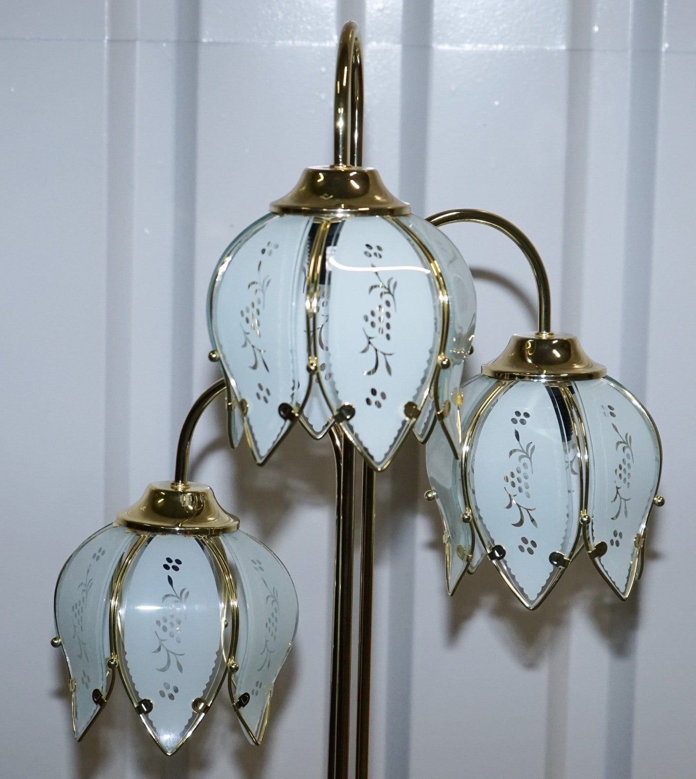 VINTAGE MID CENTRY HOLLYWOOD REGENCY BRASS WHITE TULIP GLASS FLOOR LAMP