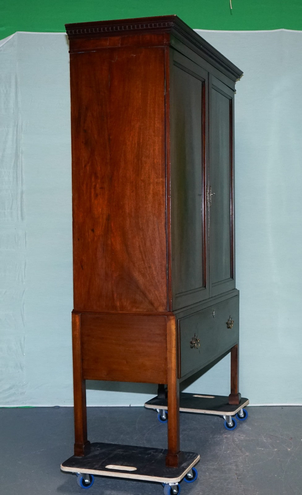 MILLAR & BEATTY ANTIQUE IRISH GEORGIAN STYLE HARDWOOD WARDROBE LINEN PRESS