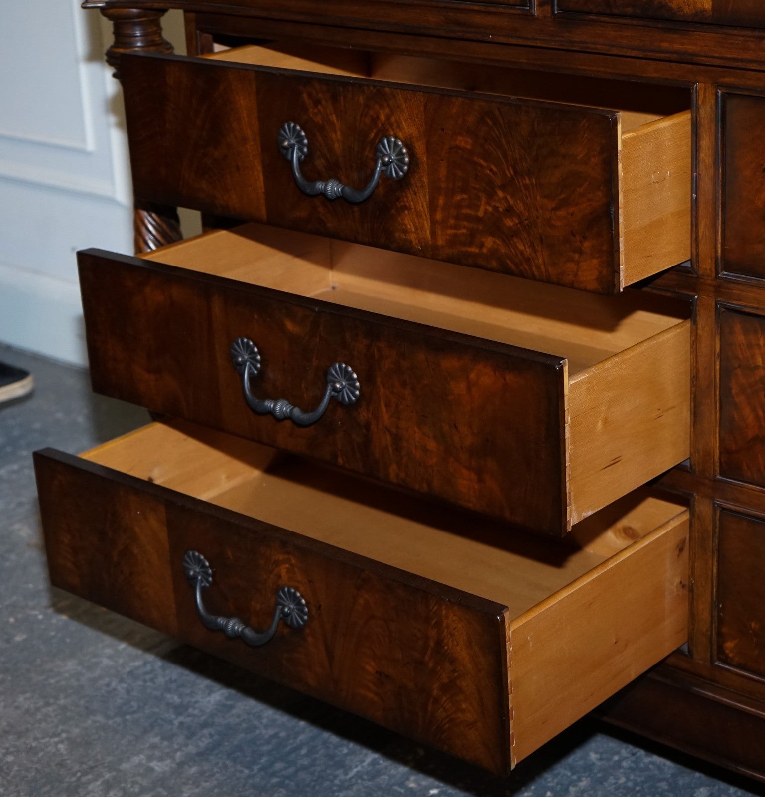 LARGE AMERICAN THOMASVILLE TRINIDAD BREAKFRONT SOLID DRESSER SIDEBOARD