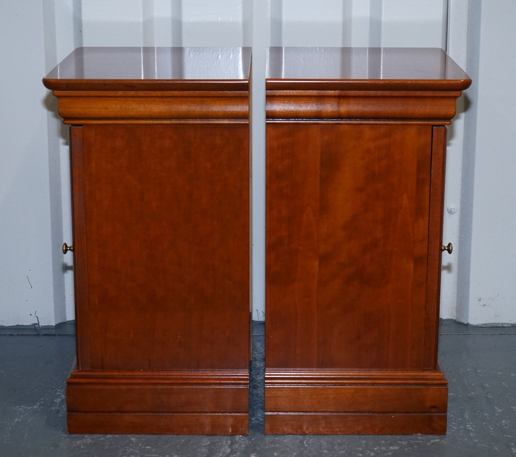 VINTAGE PAIR OF CHERRY WOOD FRENCH STYLE NIGHTSTANDS BEDSIDE TABLES