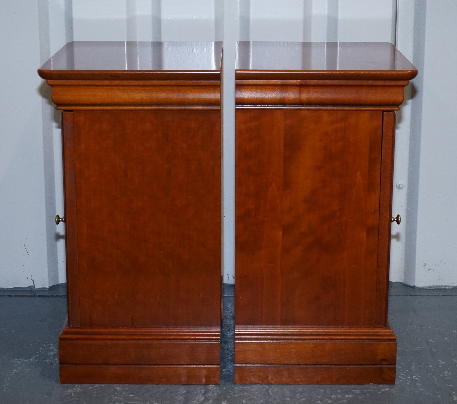 VINTAGE PAIR OF CHERRY WOOD FRENCH STYLE NIGHTSTANDS BEDSIDE TABLES