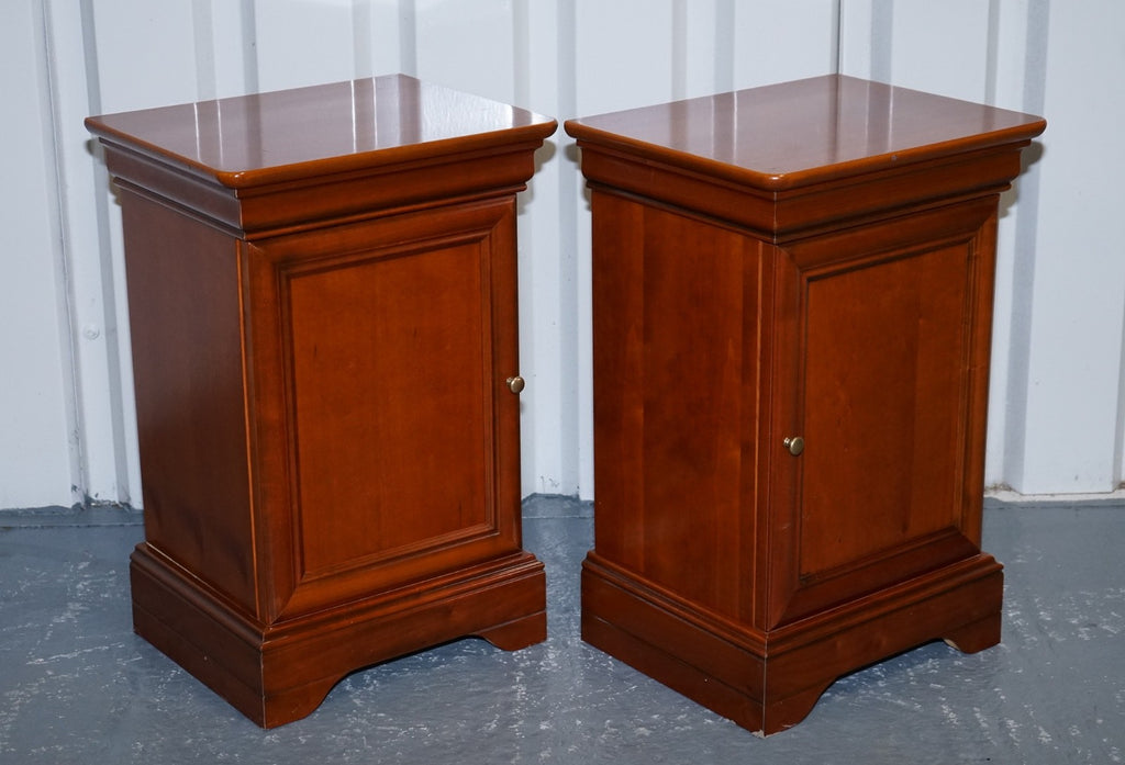 VINTAGE PAIR OF CHERRY WOOD FRENCH STYLE NIGHTSTANDS BEDSIDE TABLES