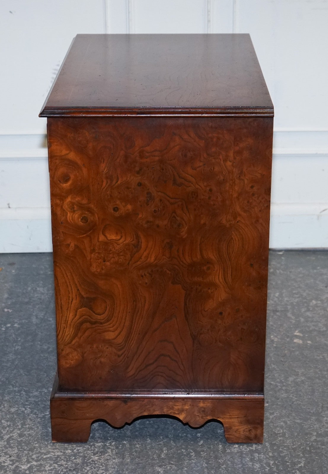 ELEGANT VINTAGE BURL ELM ALL OVER CHEST OF DRAWERS COMMODE BRASS HANDLES