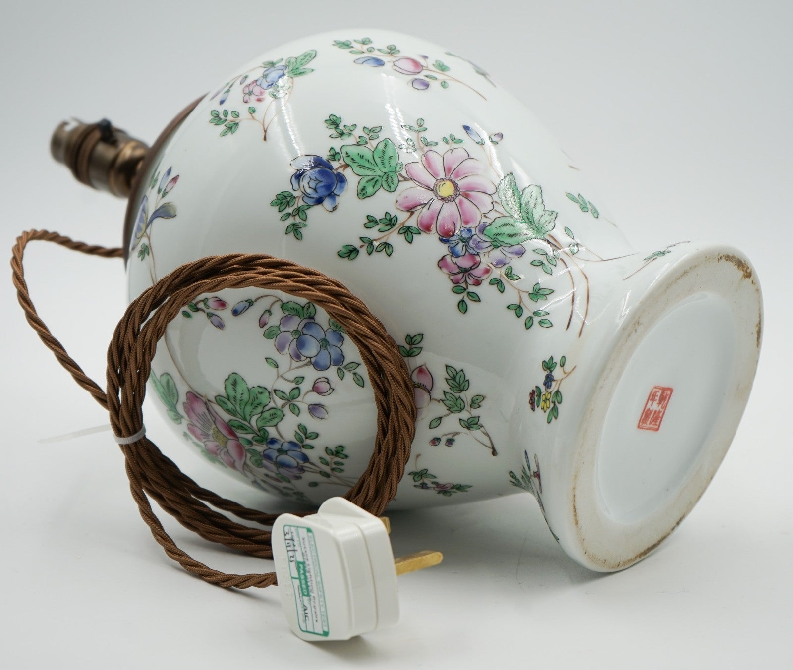 PAIR OF 1960'S CHINESE QIANLONG NIAN ZHI PORCELAIN VASES CONVERTED TABLE LAMPS