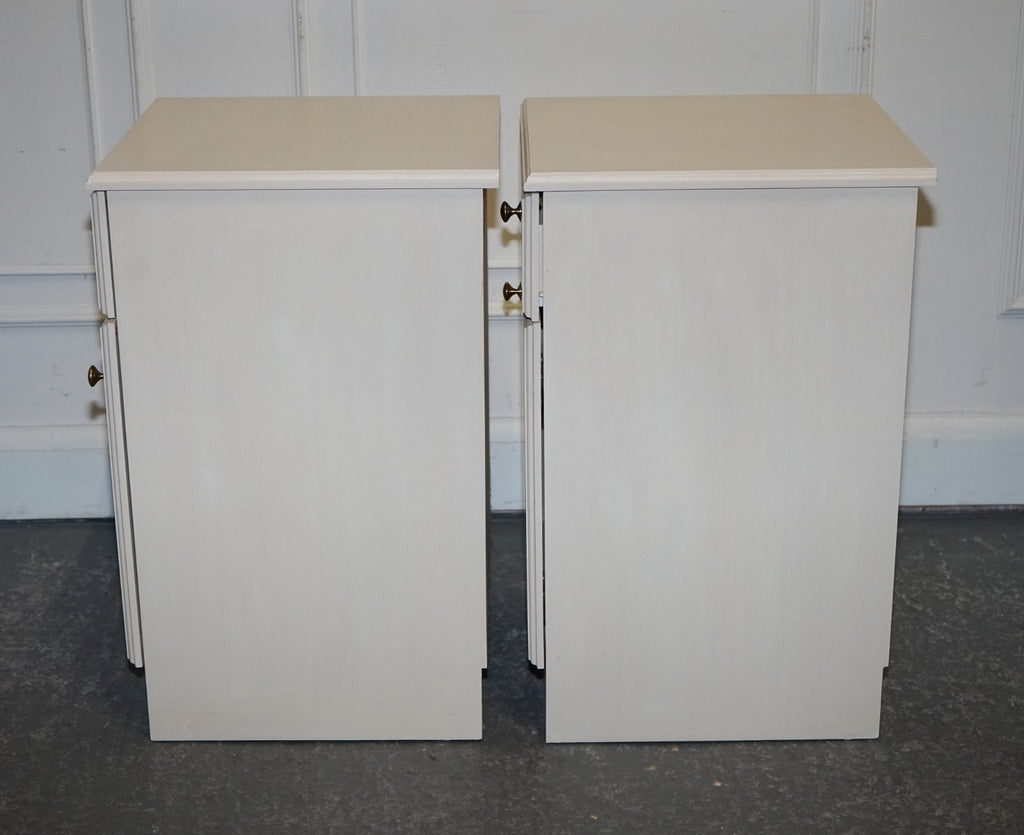 MINIMALIST PAIR OF PAINTED WHITE BEDSIDE CABINETS WITH BRASS KNOBS NIGHTSTANDS