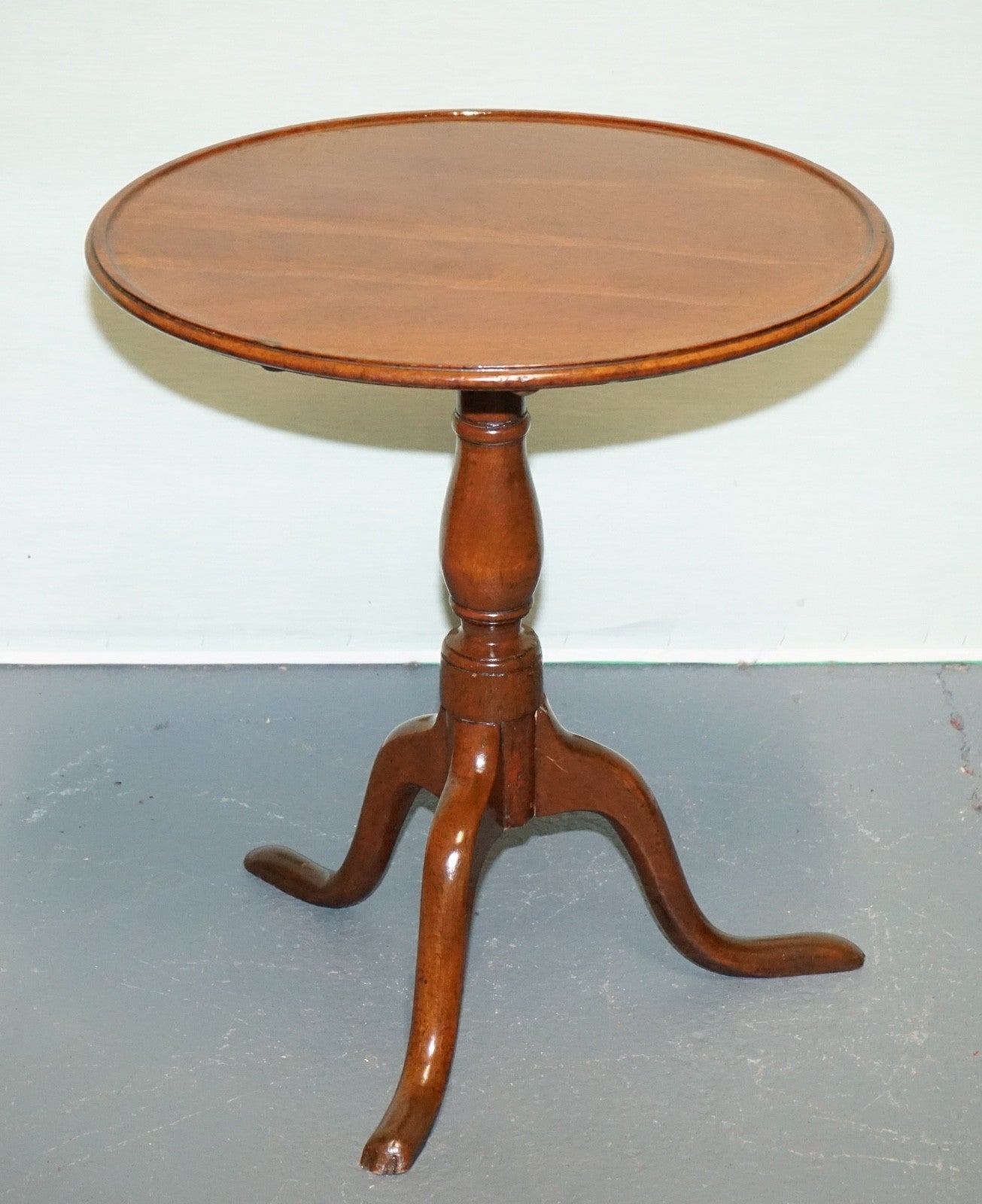 VICTORIAN HARDWOOD TILT TOP TRIPOD TABLE ROUND SIDE OR WiNE TABLE