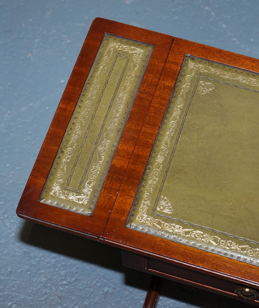 REGENCY STYLE HARDWOOD SIDE TABLE WITH GREEN LEATHER iNSET TOP & DROP LEAVES