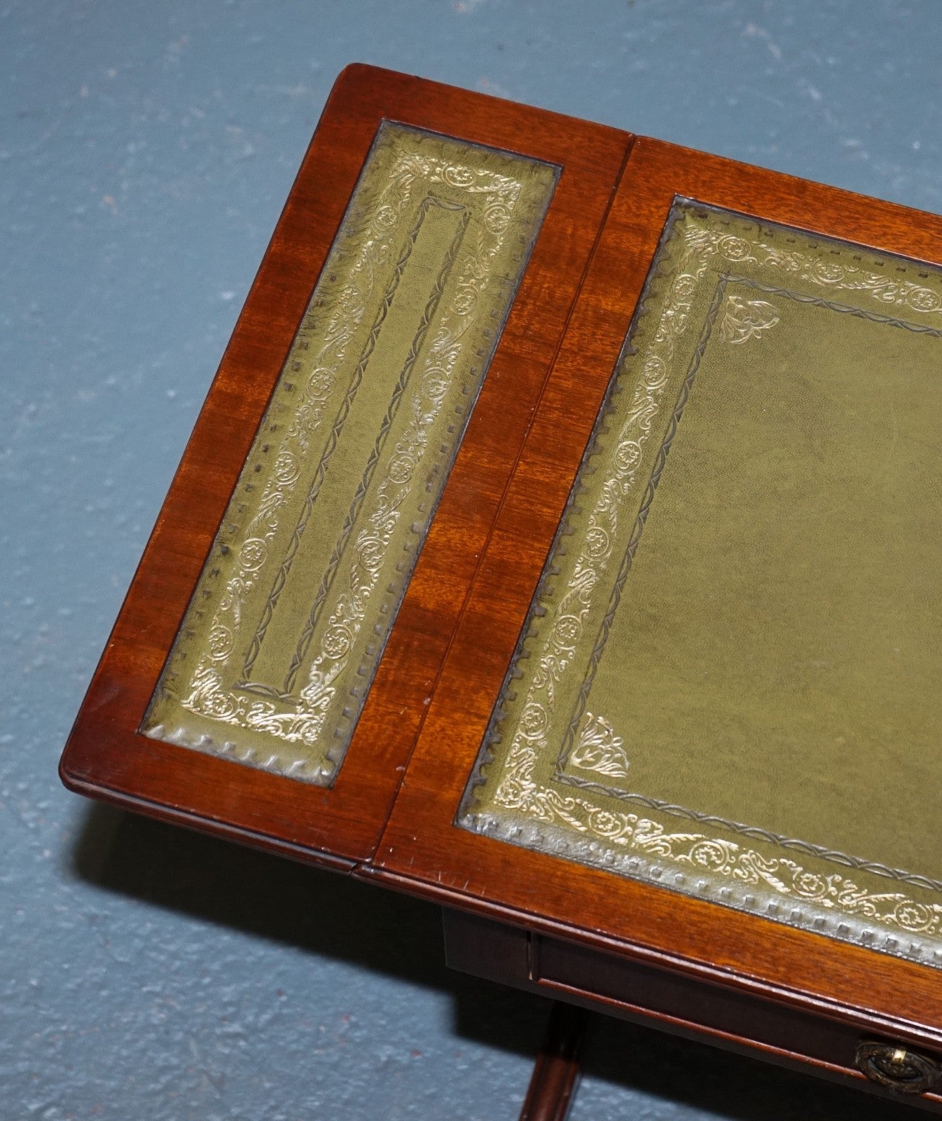 REGENCY STYLE HARDWOOD SIDE TABLE WITH GREEN LEATHER iNSET TOP & DROP LEAVES