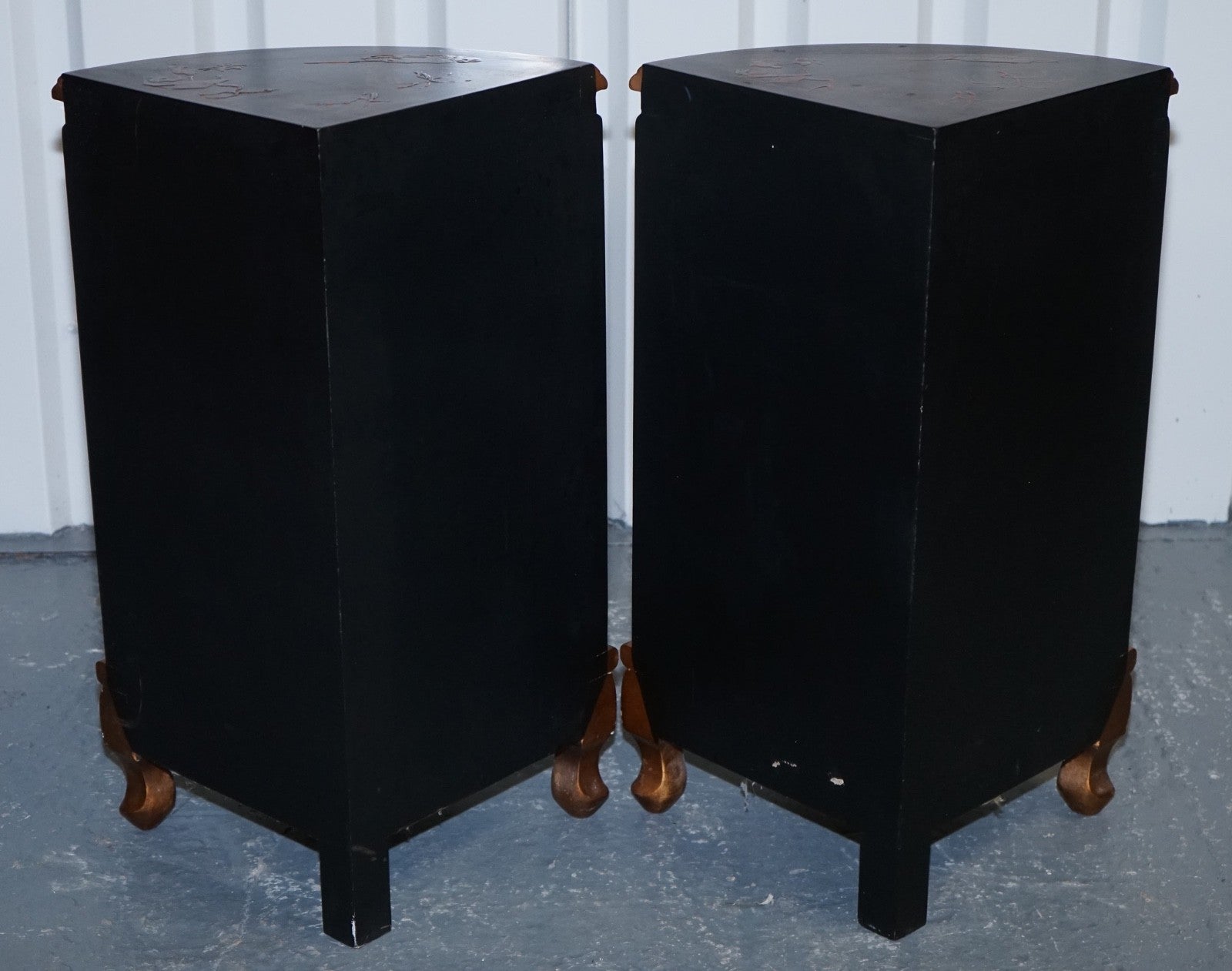 MATCHING PAIR OF CHINESE CHINOISERIE DECORATIVE CORNER CABINETS WITH CUPBOARD