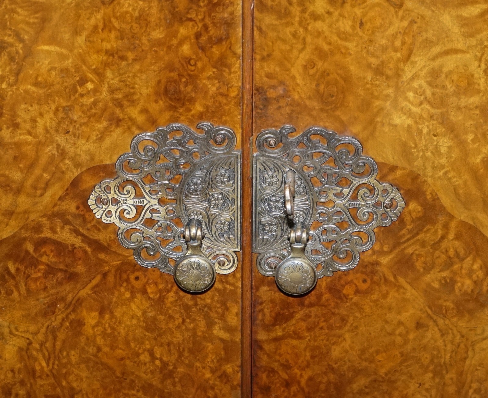 ART DECO 1920'S QUEEN ANNE ENGLiSH  BURR WALNUT TWO DOOR WARDROBE