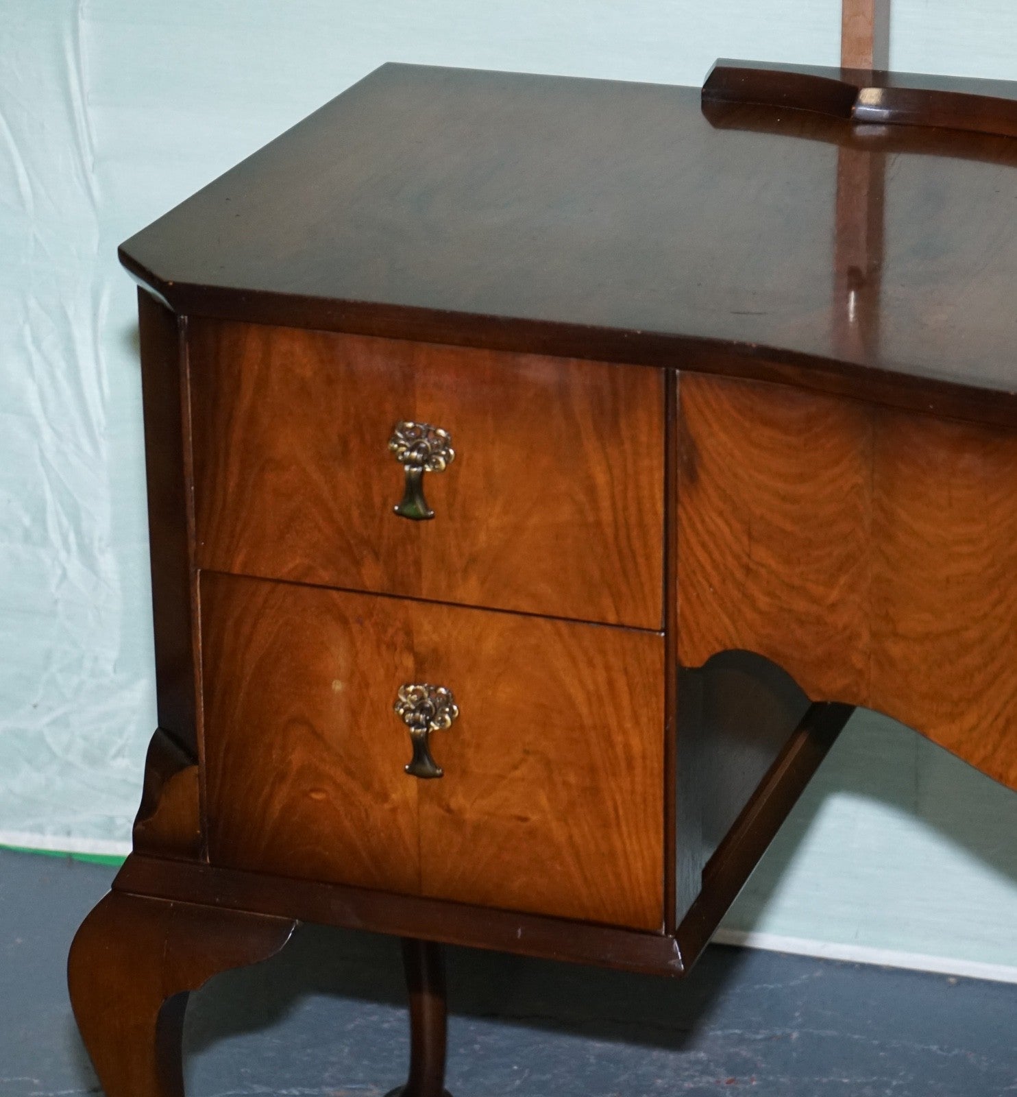 VINTAGE QUEEN ANNE STYLE LEGS DRESSING TABLE VANITY WITH LARGE MIRROR