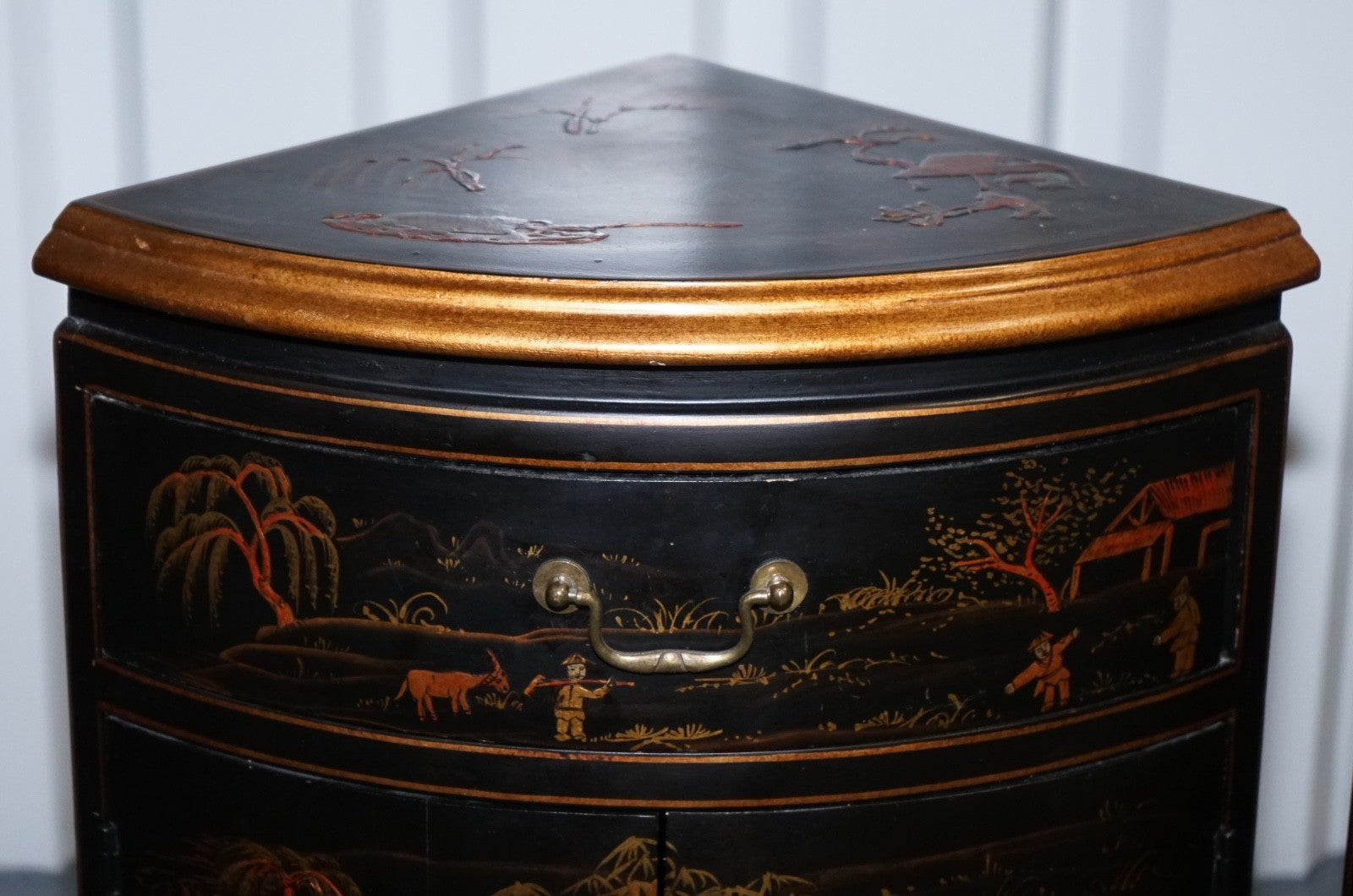 MATCHING PAIR OF CHINESE CHINOISERIE DECORATIVE CORNER CABINETS WITH CUPBOARD