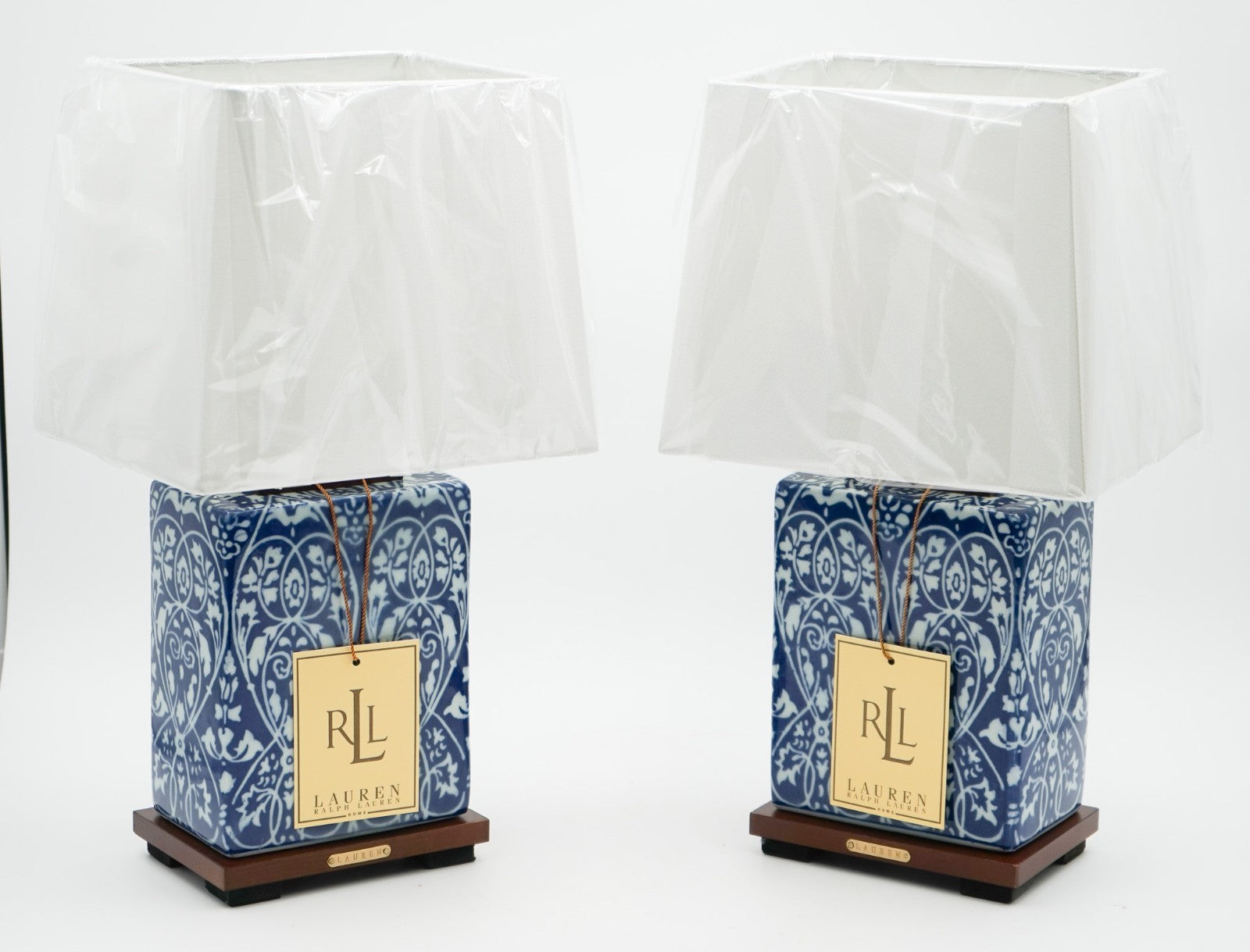 PAIR OF RALPH LAUREN EX DISPLAY BLUE & WHITE CERAMIC TABLE LAMPS  (1/2)
