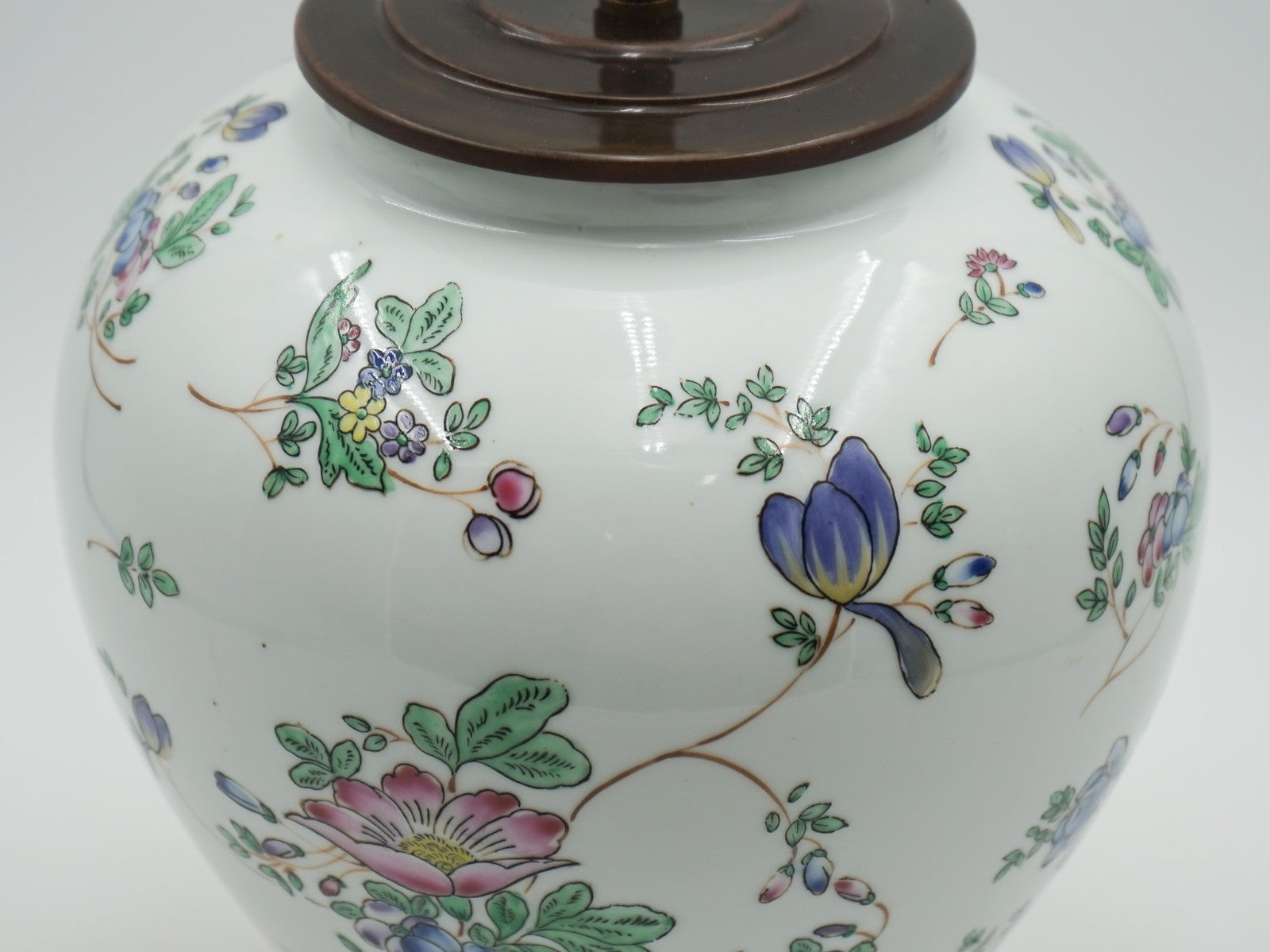 PAIR OF 1960'S CHINESE QIANLONG NIAN ZHI PORCELAIN VASES CONVERTED TABLE LAMPS