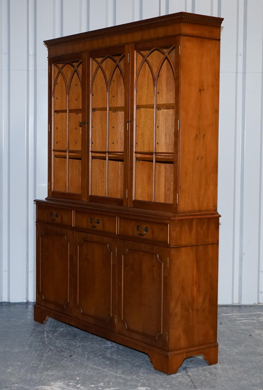 VINTAGE ENGLISH BURR YEW WOOD 3 DOOR GLAZED DISPLAY BOOKCASE CABiNET