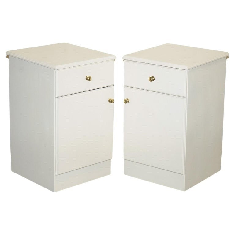 MINIMALIST PAIR OF PAINTED WHITE BEDSIDE CABINETS WITH BRASS KNOBS NIGHTSTANDS