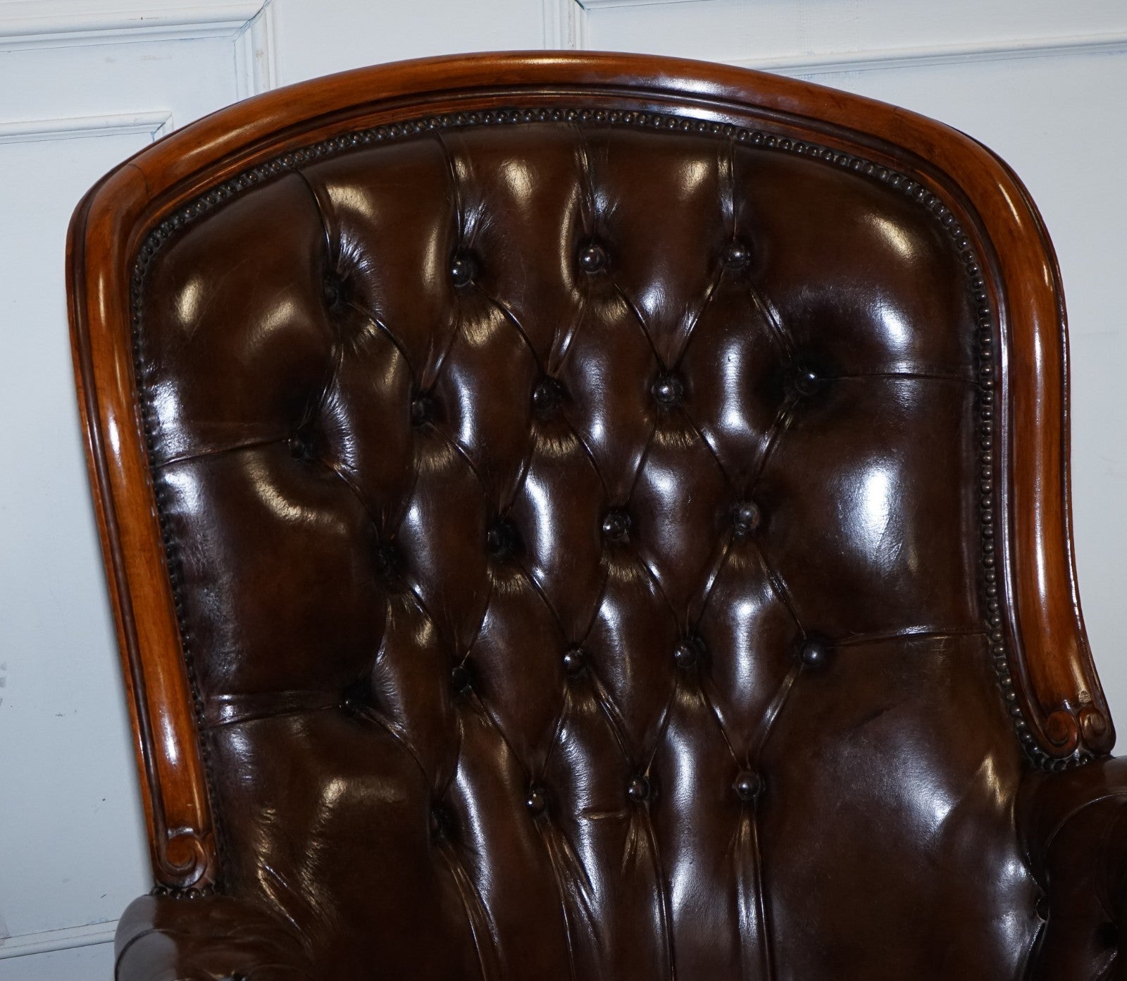 ANTIQUE SHOW FRAMED VICTORIAN CHESTERFIELD DYED LEATHER ARMCHAIR & FOOTSTOOL