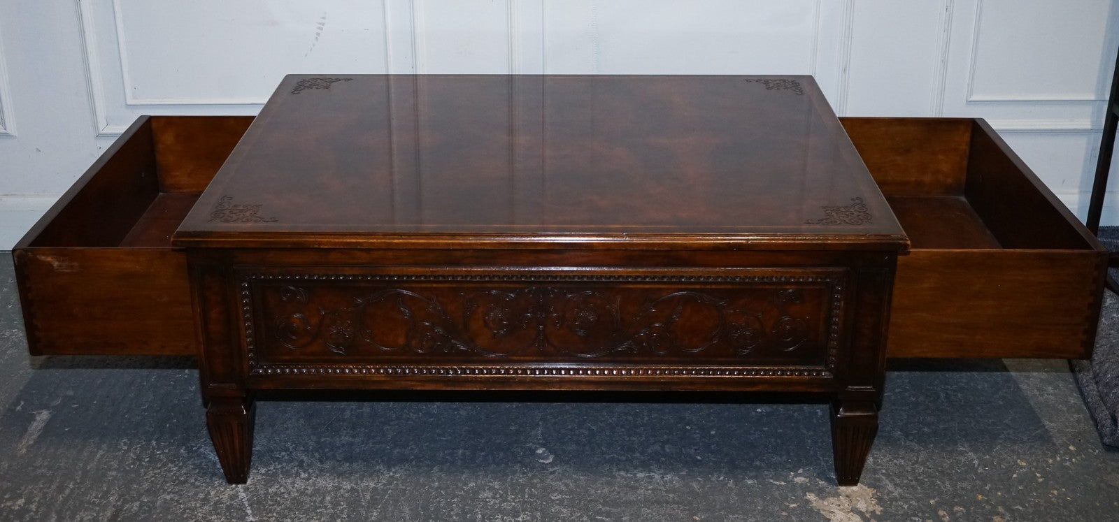 STUNNING AMERICAN THEODORE ALEXANDER COFFEE TABLE TWO DRAWERS & BUTLER TRAYS