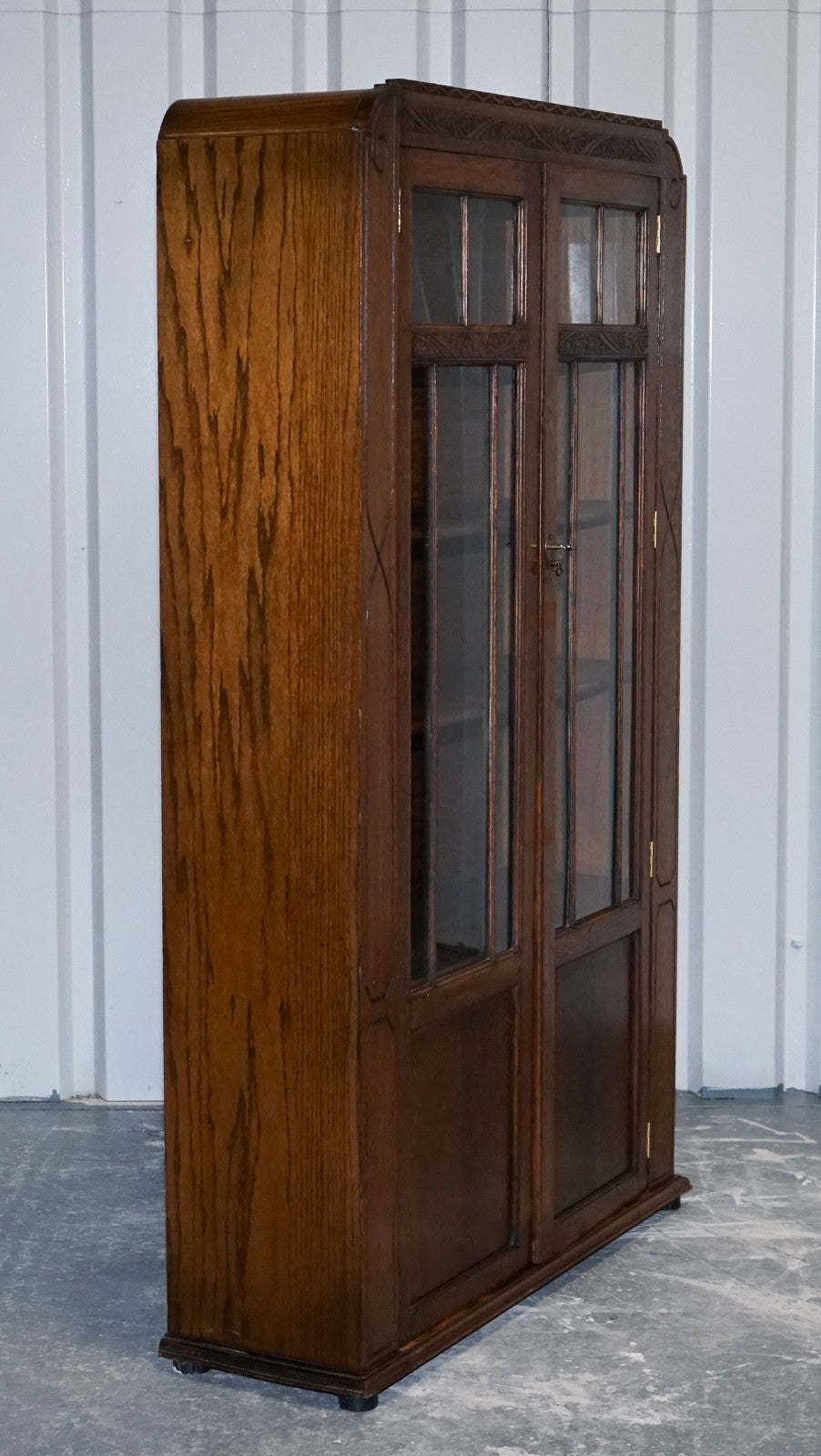 ANTIQUE CIRCA 1920'S ENGLISH OAK ART DECO CARVED BOOKCASE CABINET