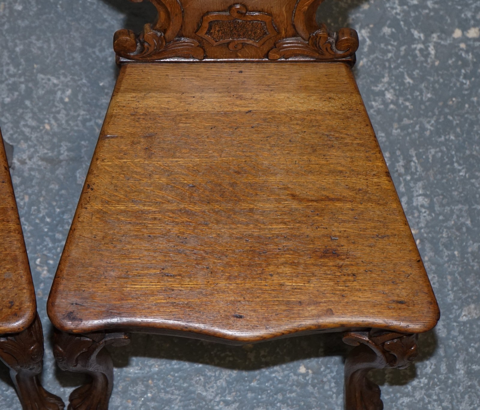 ANTIQUE PAIR OF VICTORIAN SOLID OAK CARVED HALLWAY CHAIRS WITH LION PAW FEET