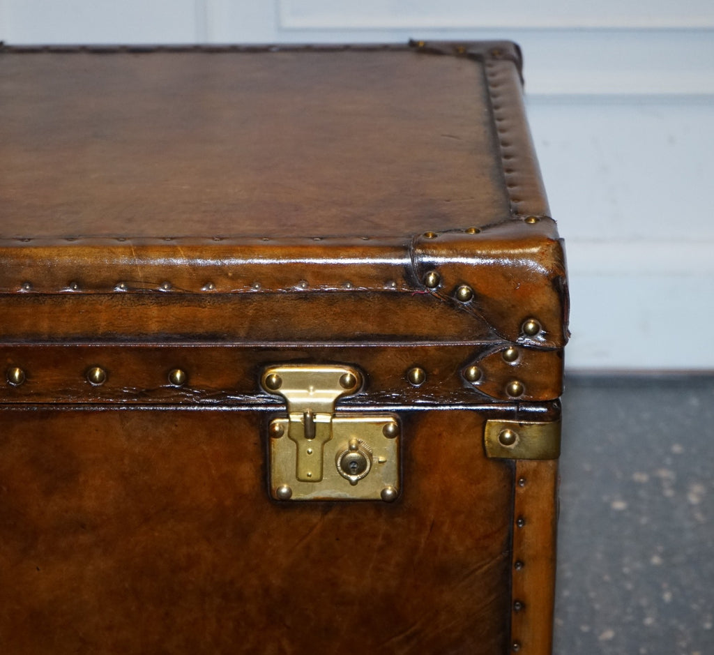 VINTAGE HAND DYED BROWN LEATHER LOCKABLE STORAGE STEAMER TRUNK COFFEE SIDE TABLE