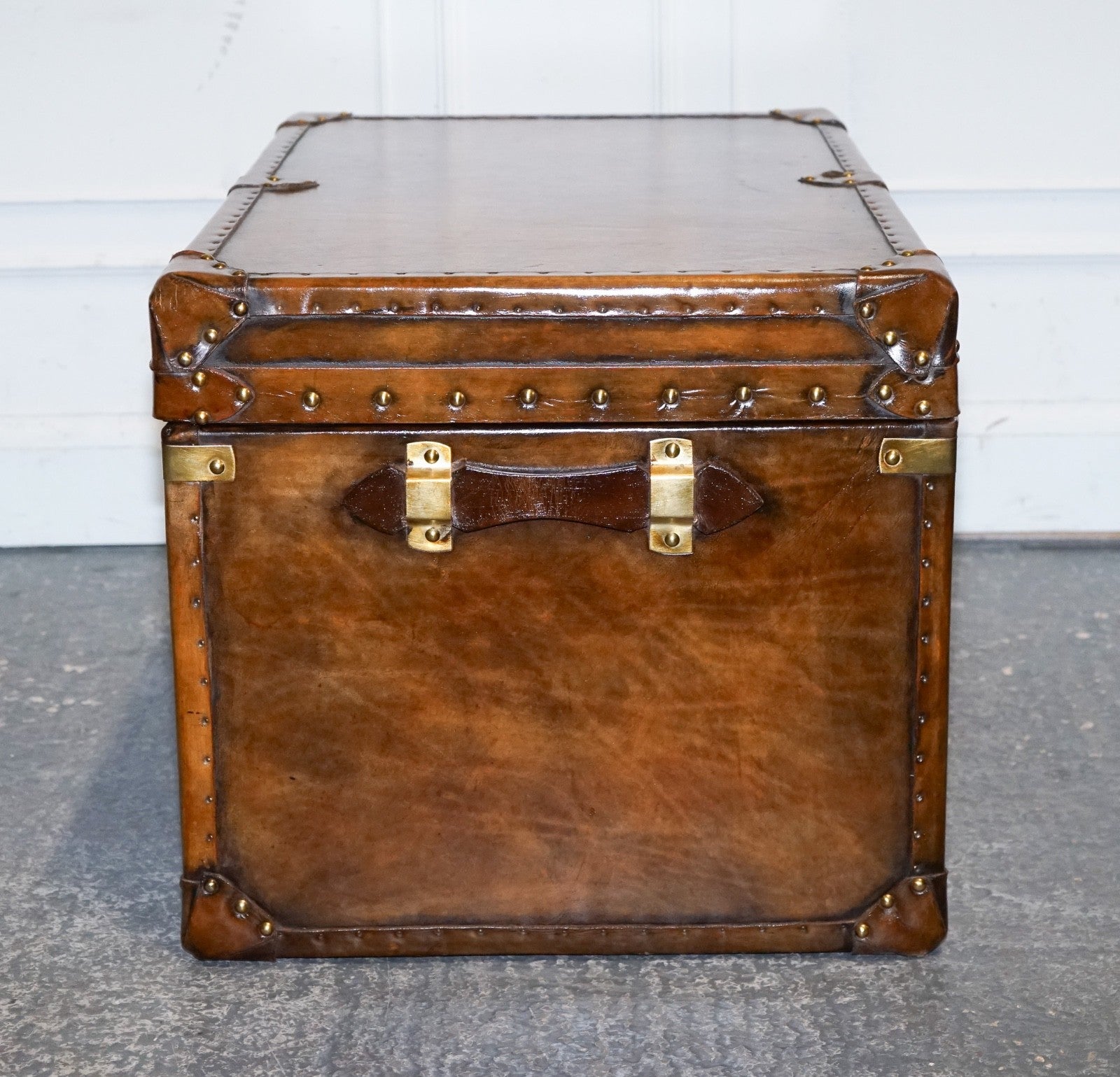 VINTAGE HAND DYED BROWN LEATHER LOCKABLE STORAGE STEAMER TRUNK COFFEE SIDE TABLE