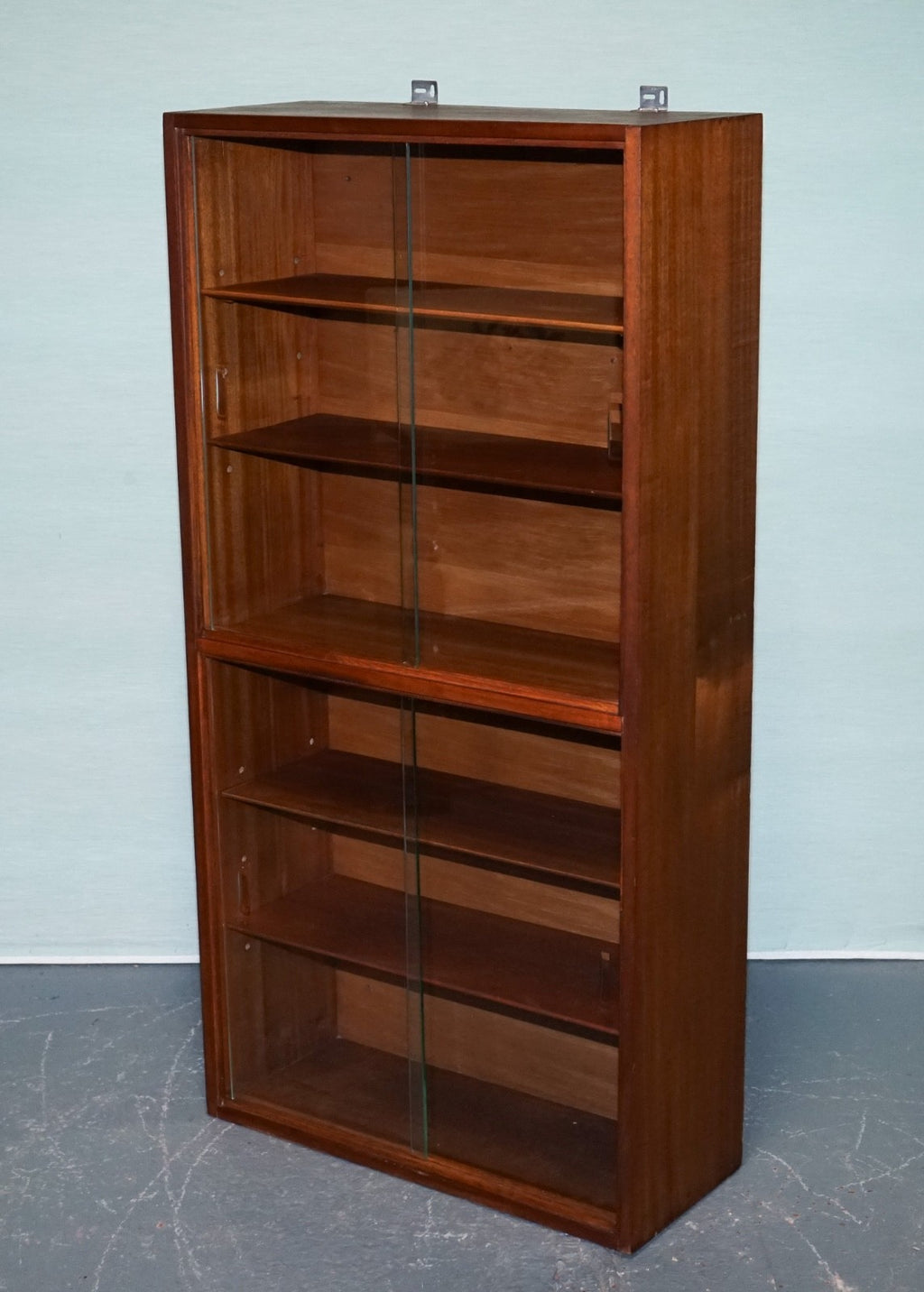 MID CENTURY BOOKCASE DISPLAY CABINET WITH GLASS SLiDING DOORS