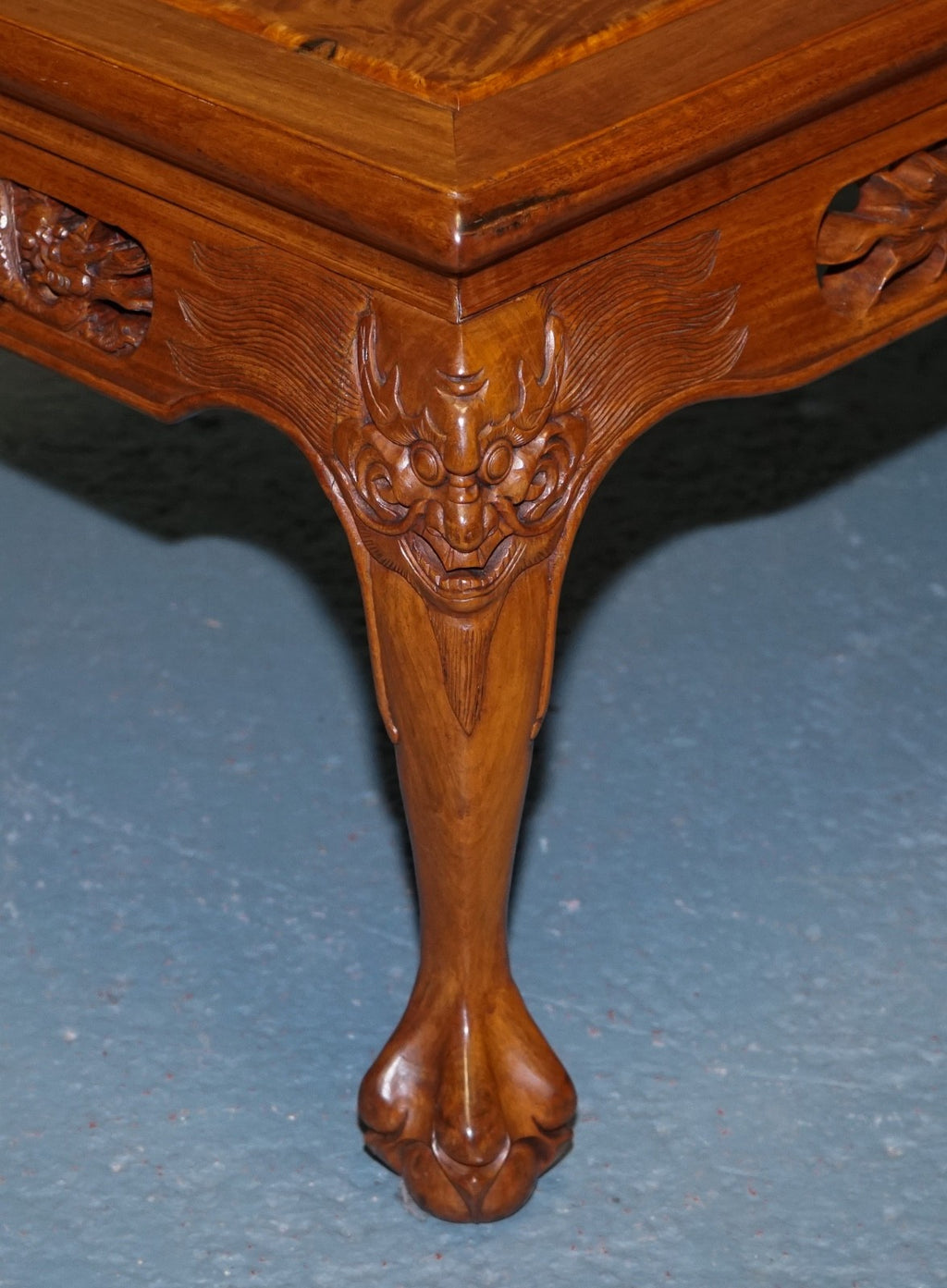 VINTAGE ORIENTAL CHINESE CABRIOLE PAW FEET WITH CARVED DRAGON DESiGN