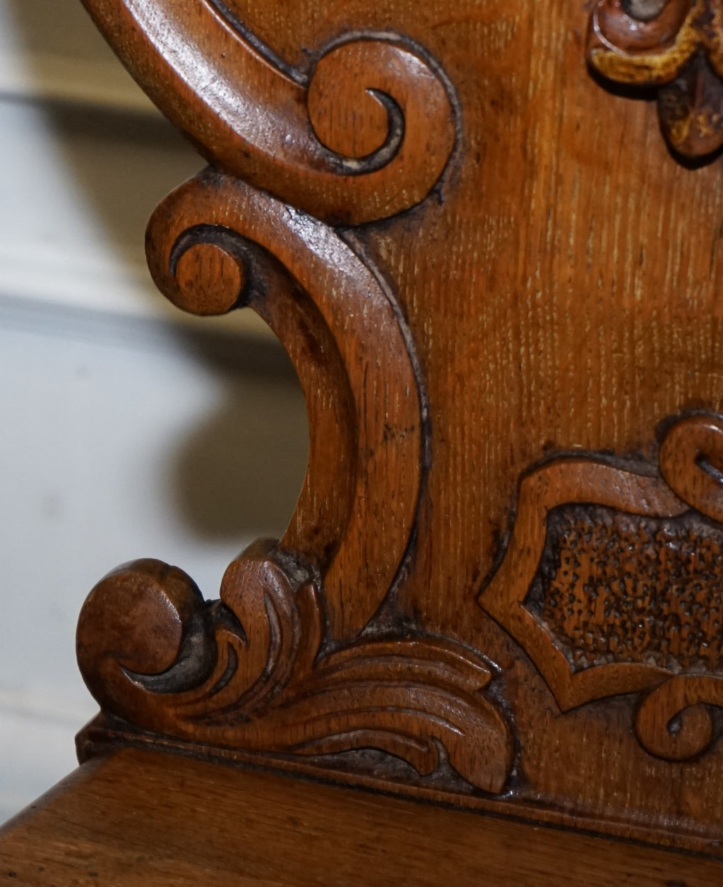 ANTIQUE PAIR OF VICTORIAN SOLID OAK CARVED HALLWAY CHAIRS WITH LION PAW FEET