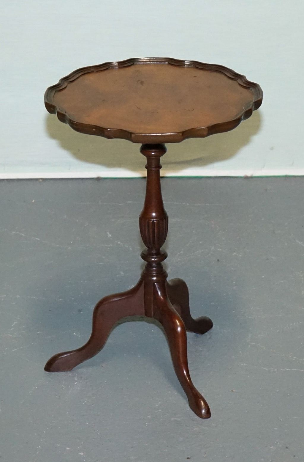 ANTIQUE HARDWOOD SCALLOPED EDGE TOP SIDE TABLE ON TRIPOD FEET c. 1930