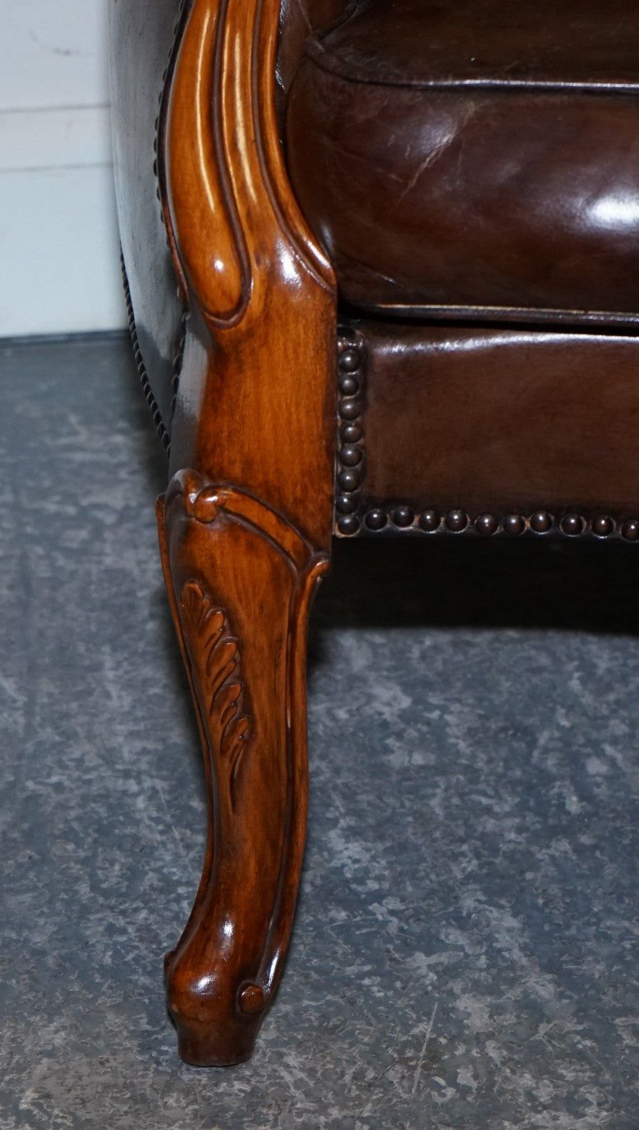 ANTIQUE SHOW FRAMED VICTORIAN CHESTERFIELD DYED LEATHER ARMCHAIR & FOOTSTOOL