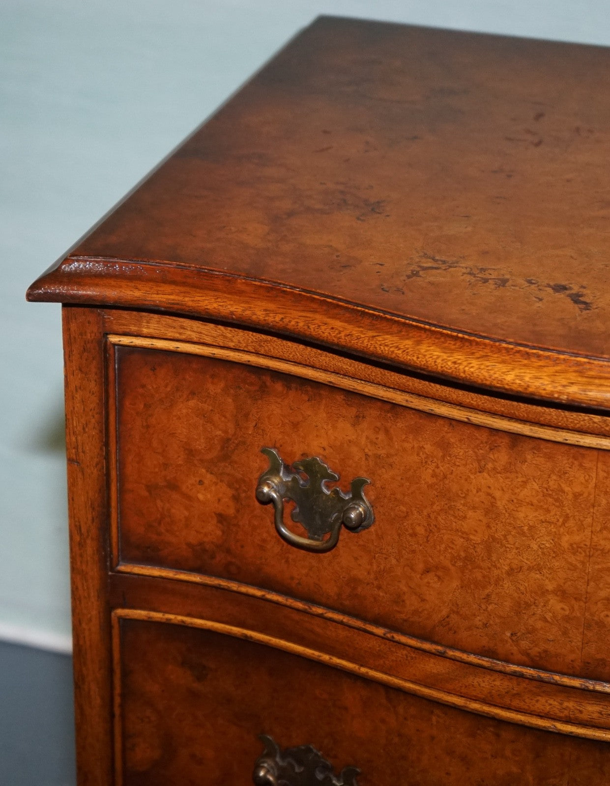 BEVAN FUNNELL REPRODUX BURR WALNUT SERPENTINE CHEST DRAWER BEDSIDE CABINET