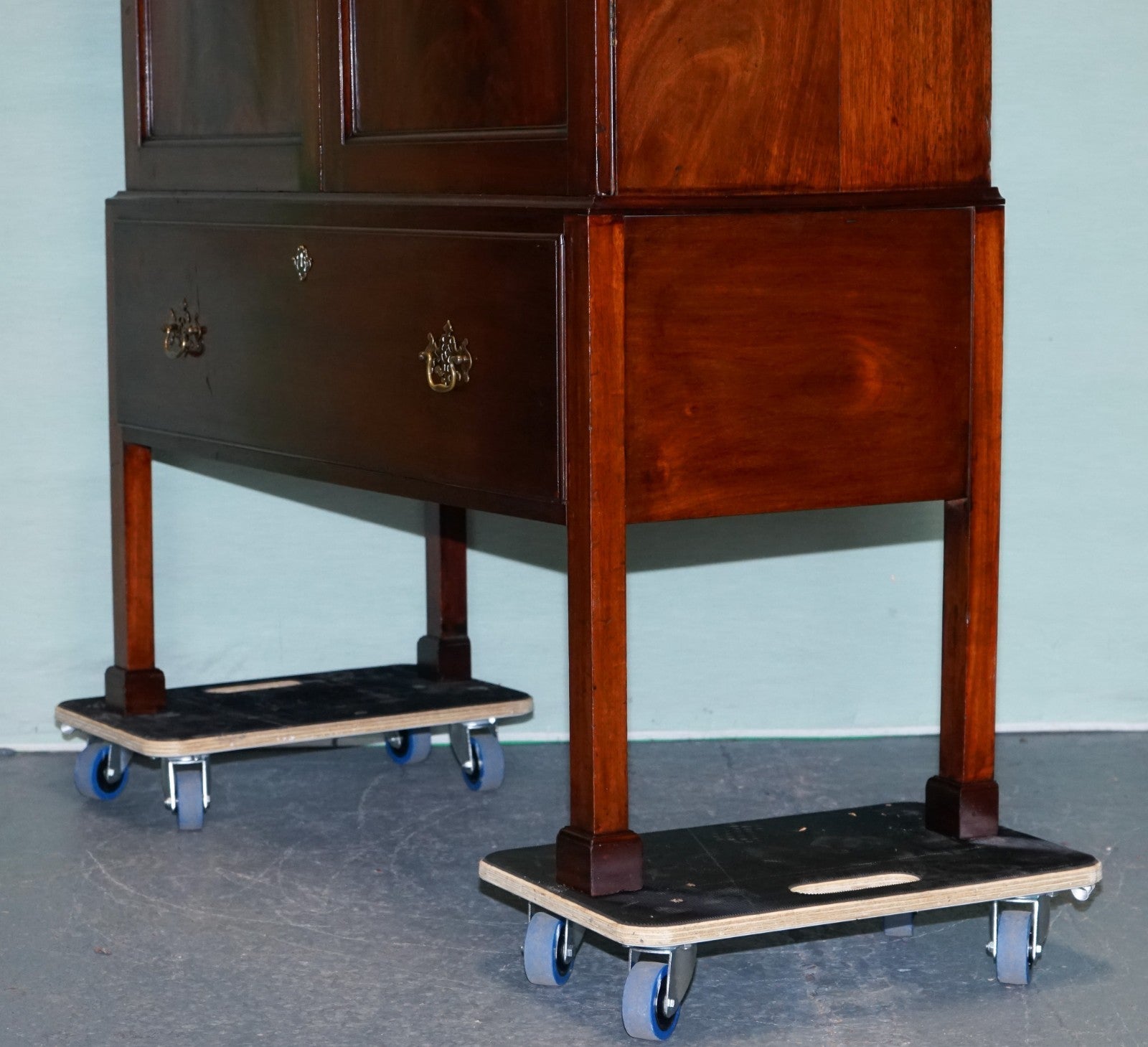 MILLAR & BEATTY ANTIQUE IRISH GEORGIAN STYLE HARDWOOD WARDROBE LINEN PRESS