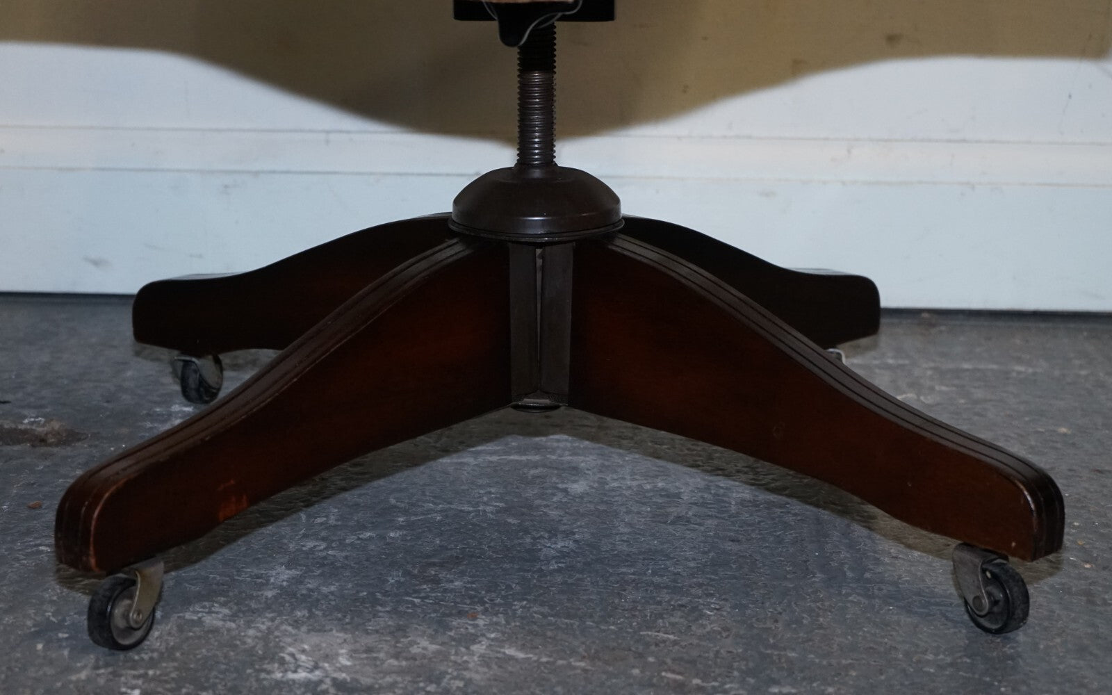 ANTIQUE HAND DYED BROWN LEATHER CHESTERFIELD CAPTAINS OFFICE SWIVEL ARMCHAIR