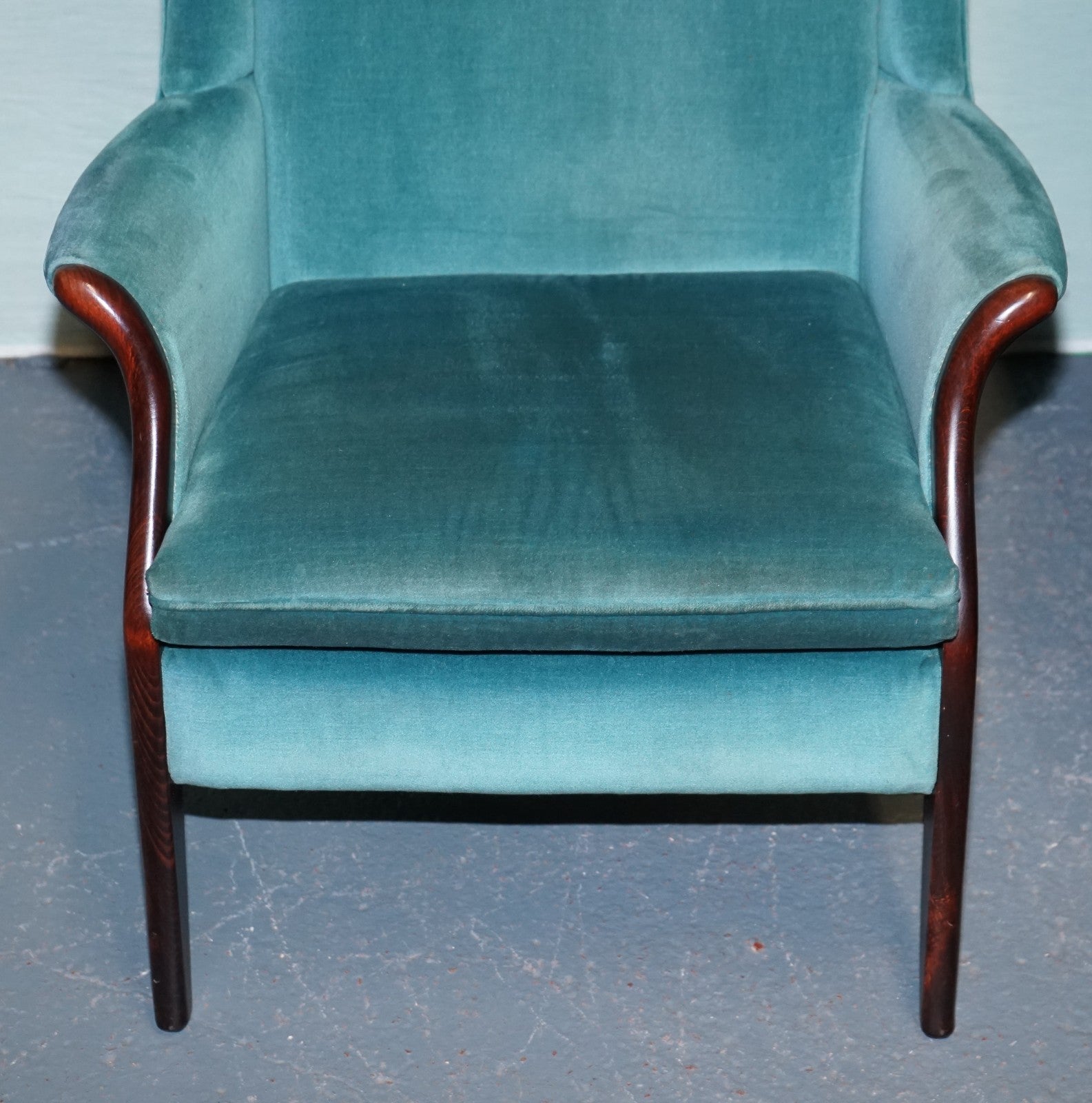 MID CENTURY VINTAGE PAIR OF PARER KNOLL FROXFIELD BLUE FABRIC WINGBACK ARMCHAIRS