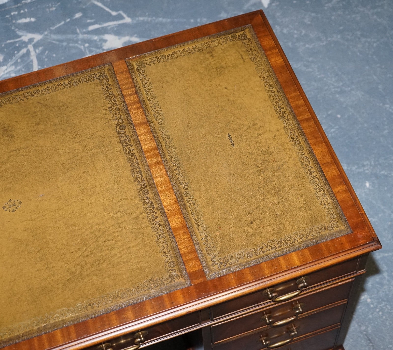 LOVELY BEVAN FUNNELL VINTAGE PEDESTAL DESK WITH HUNTER GREEN LEATHER
