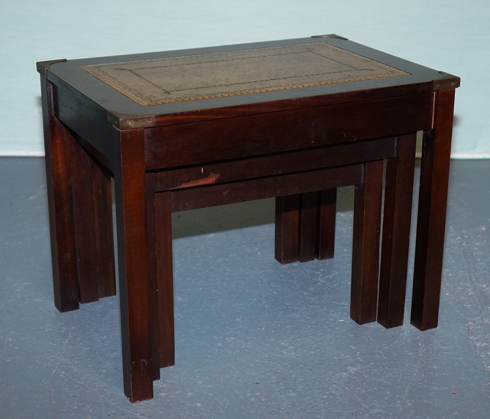 VINTAGE MILITARY CAMPAIGN BRASS NEST OF TABLES WITH CAMEL BROWN LEATHER TOPS