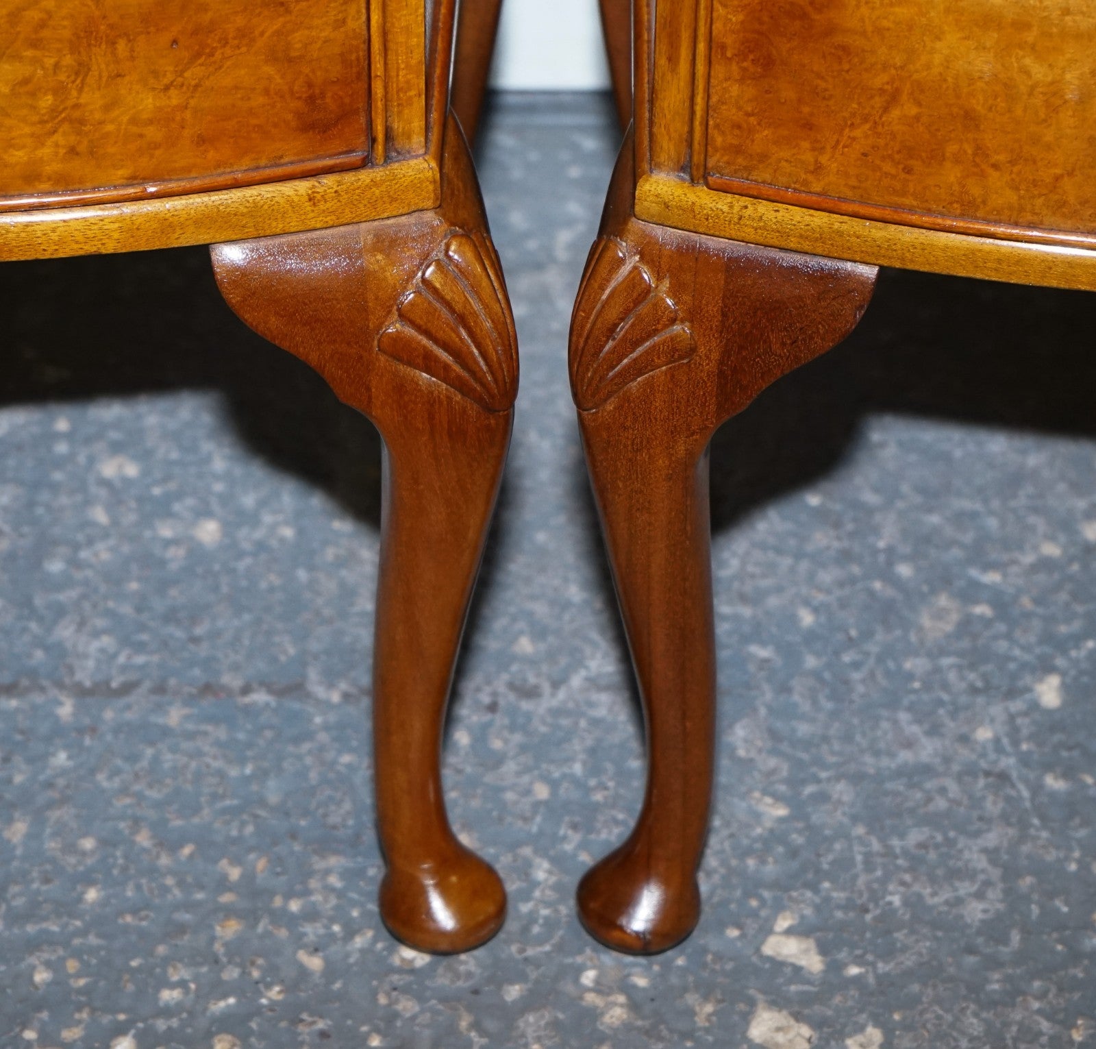 GORGEOUS PAIR OF ART DECO STYLE BURR WALNUT BEDSIDES NIGHTSTANDS TABLES