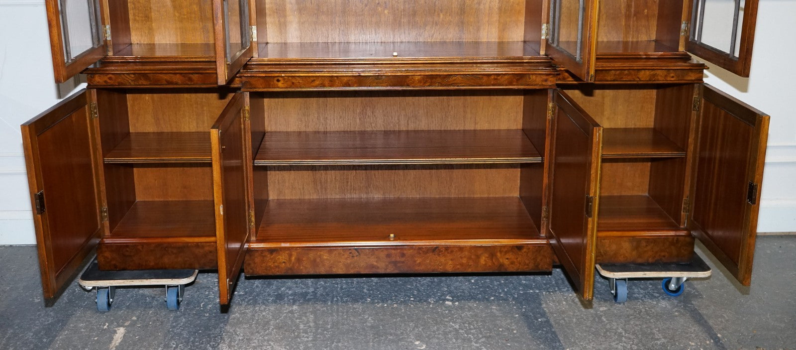 STUNNING LARGE GEORGIAN STYLE BURR WALNUT BREAKFRONT DISPLAY CABINET BOOKCASE