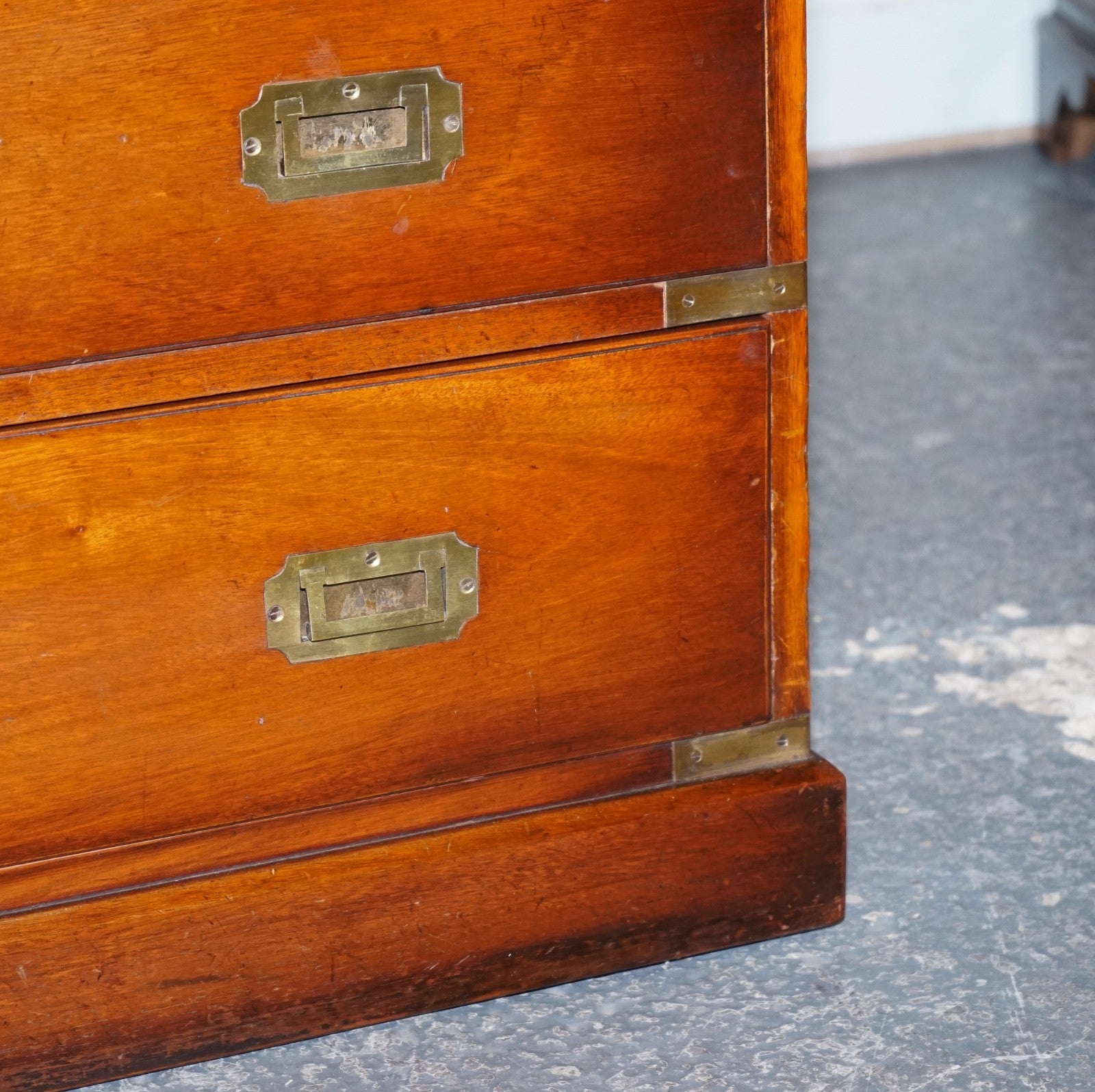 VINTAGE YEW WOOD MILITARY CAMPAIGN SIDEBOARD BANK OF DRAWERS WITH BRASS HANDLES