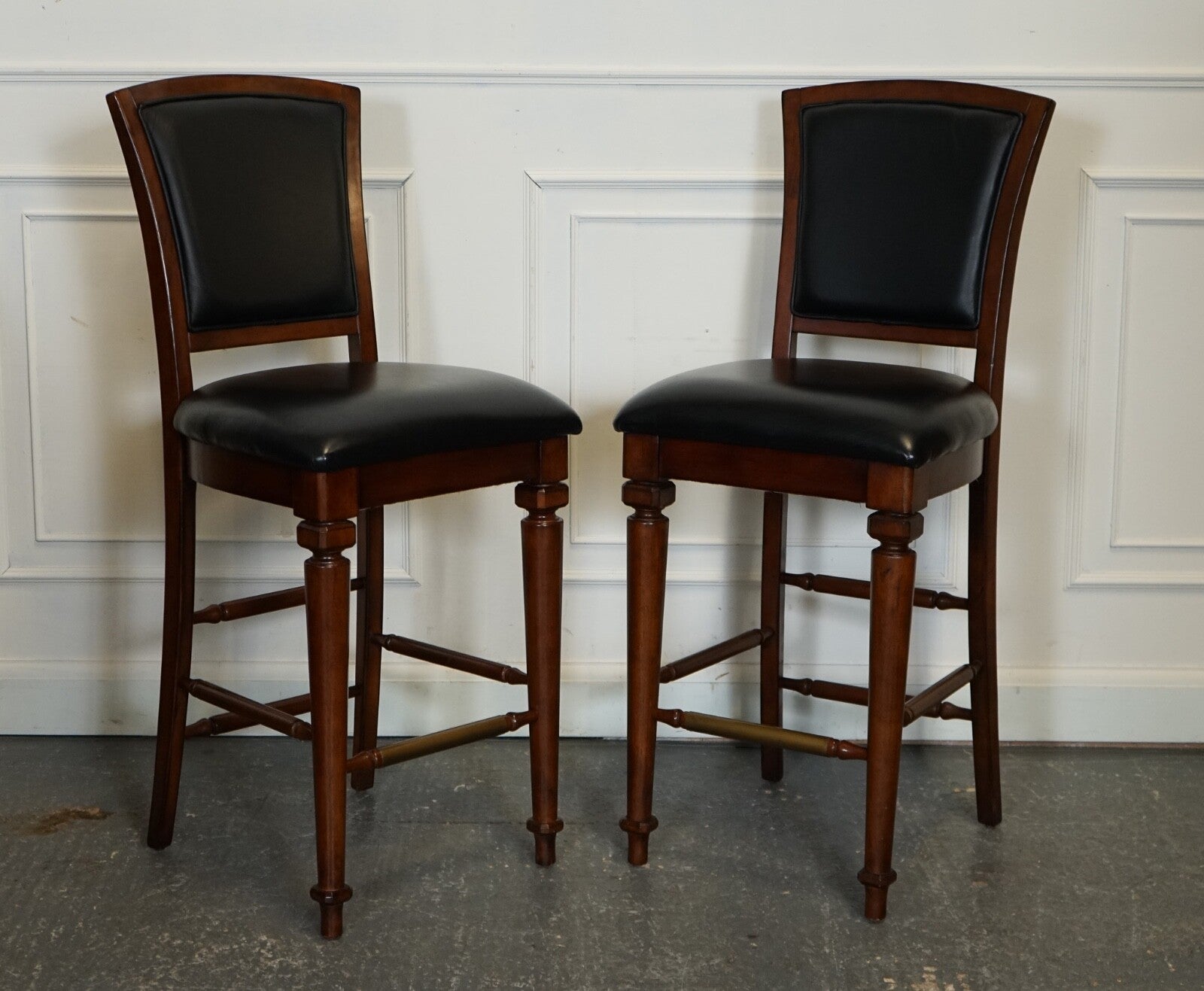 STUNNING HOWARD & MILLER STYLE AMERICAN BAR WITH GRANITE TOP & PAIR OF BARSTOOLS