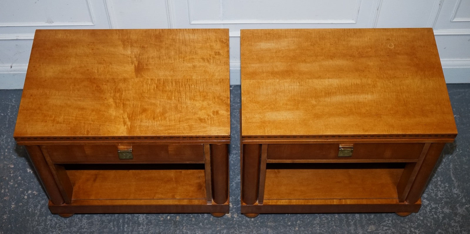 PAIR OF AMERICAN HICKORY WHITE GENESIS BIEDERMEIER NIGHTSTANDS BEDSIDE TABLES